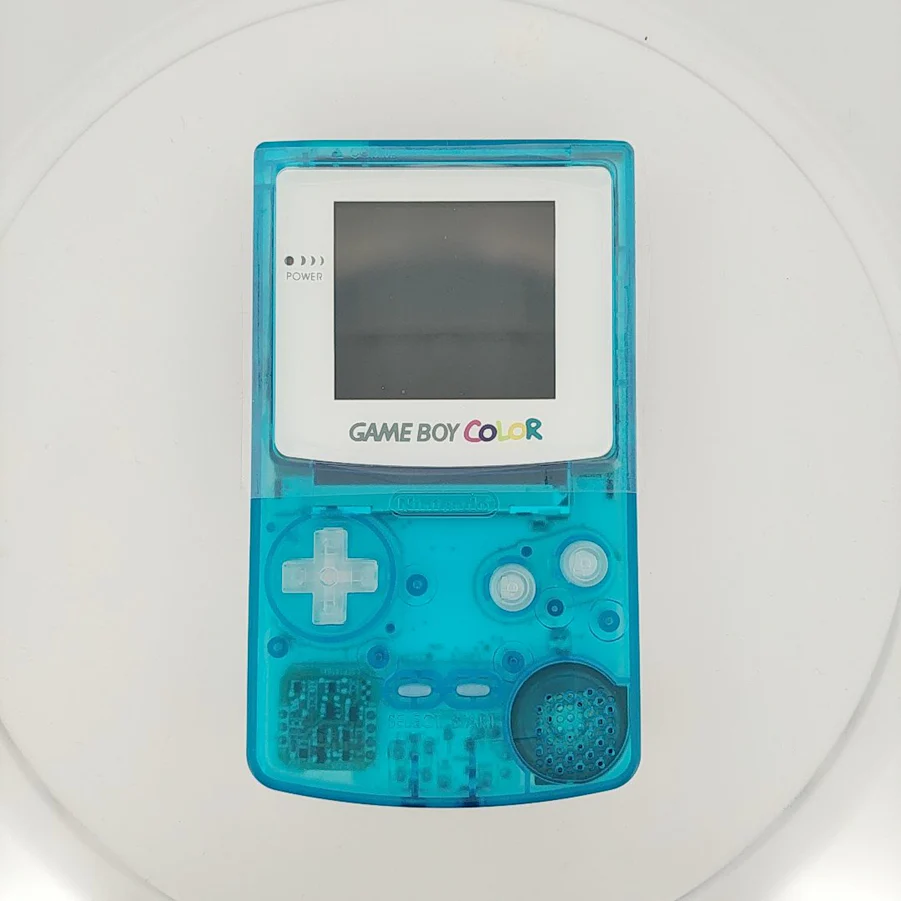 Game Boy Color con pantalla IPS, carcasa celeste transparente y botones claros transparentes