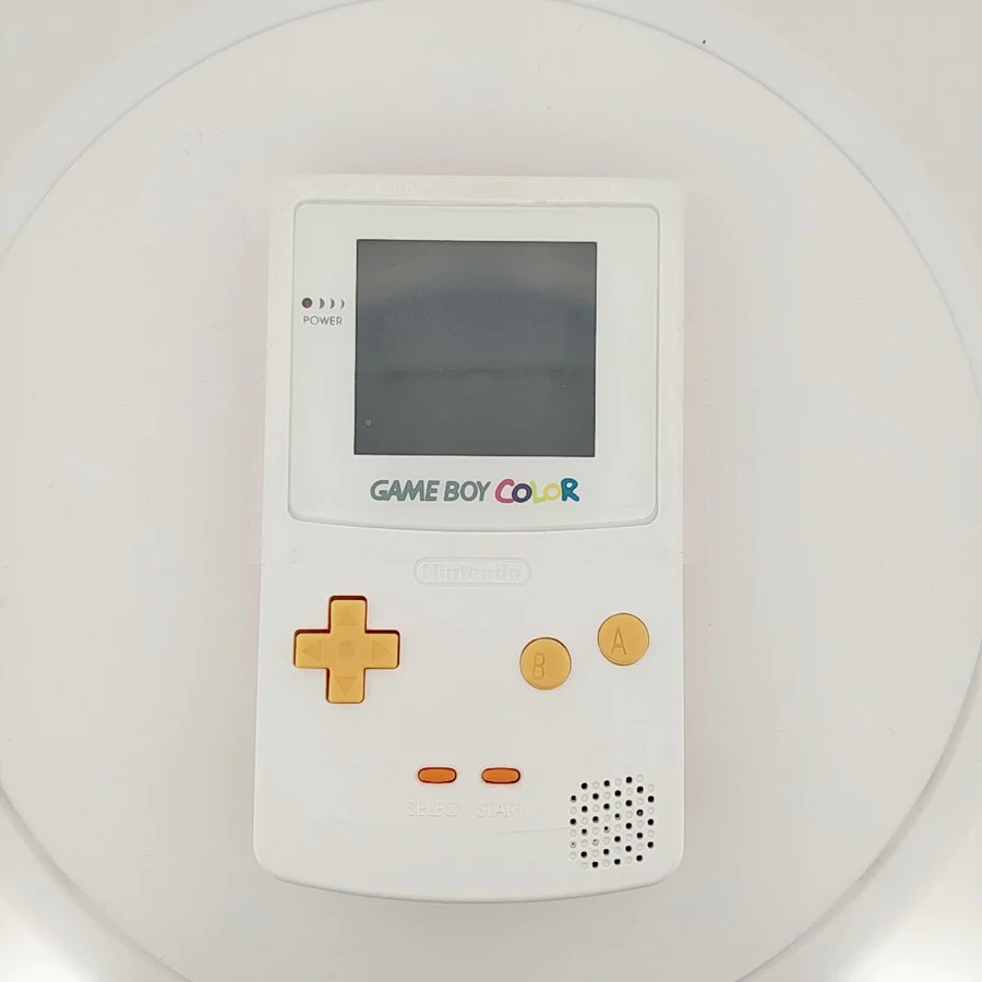 Game Boy Color con pantalla IPS, carcasa blanca y botones amarillos y naranjas