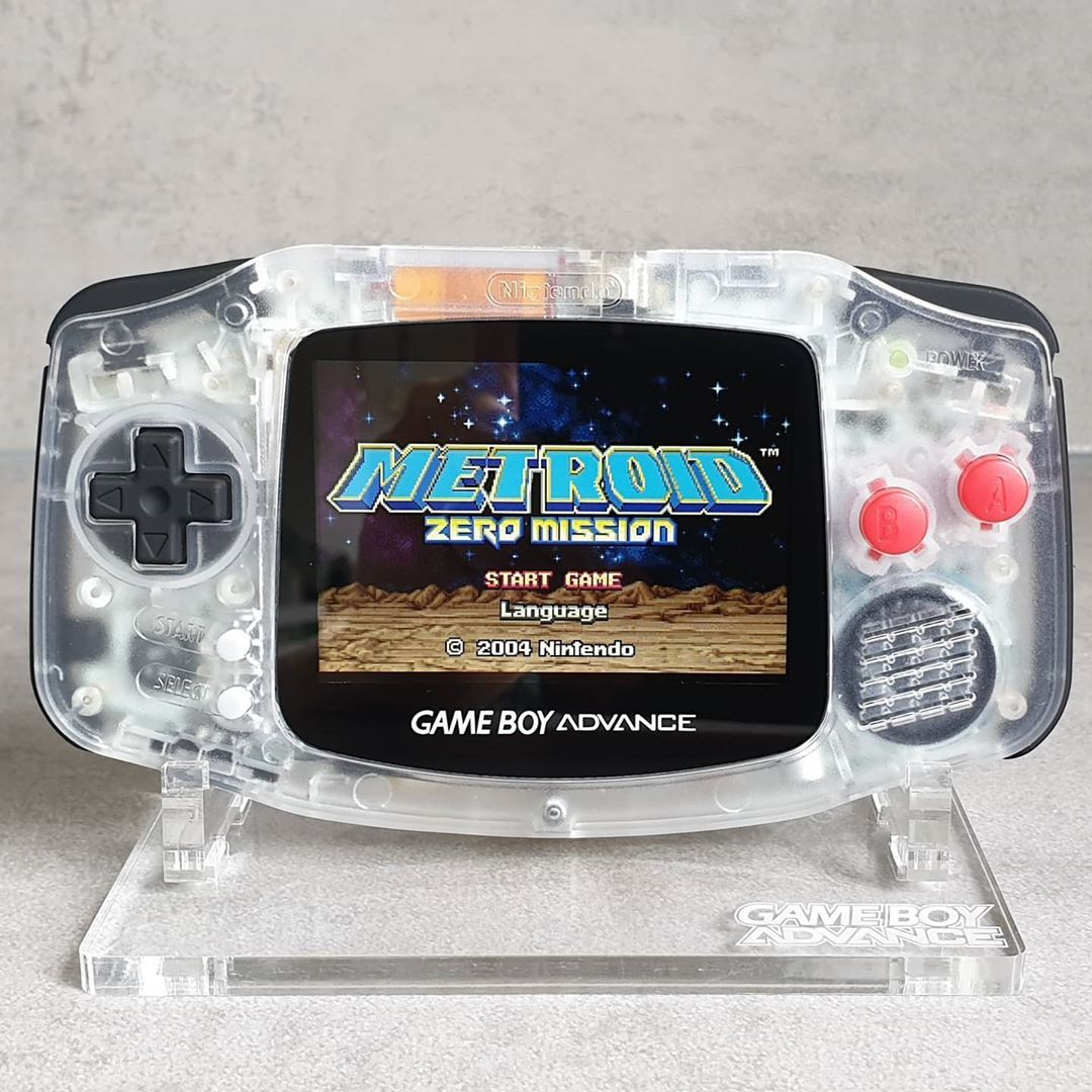 Consola Game Boy Advance modificada en estante